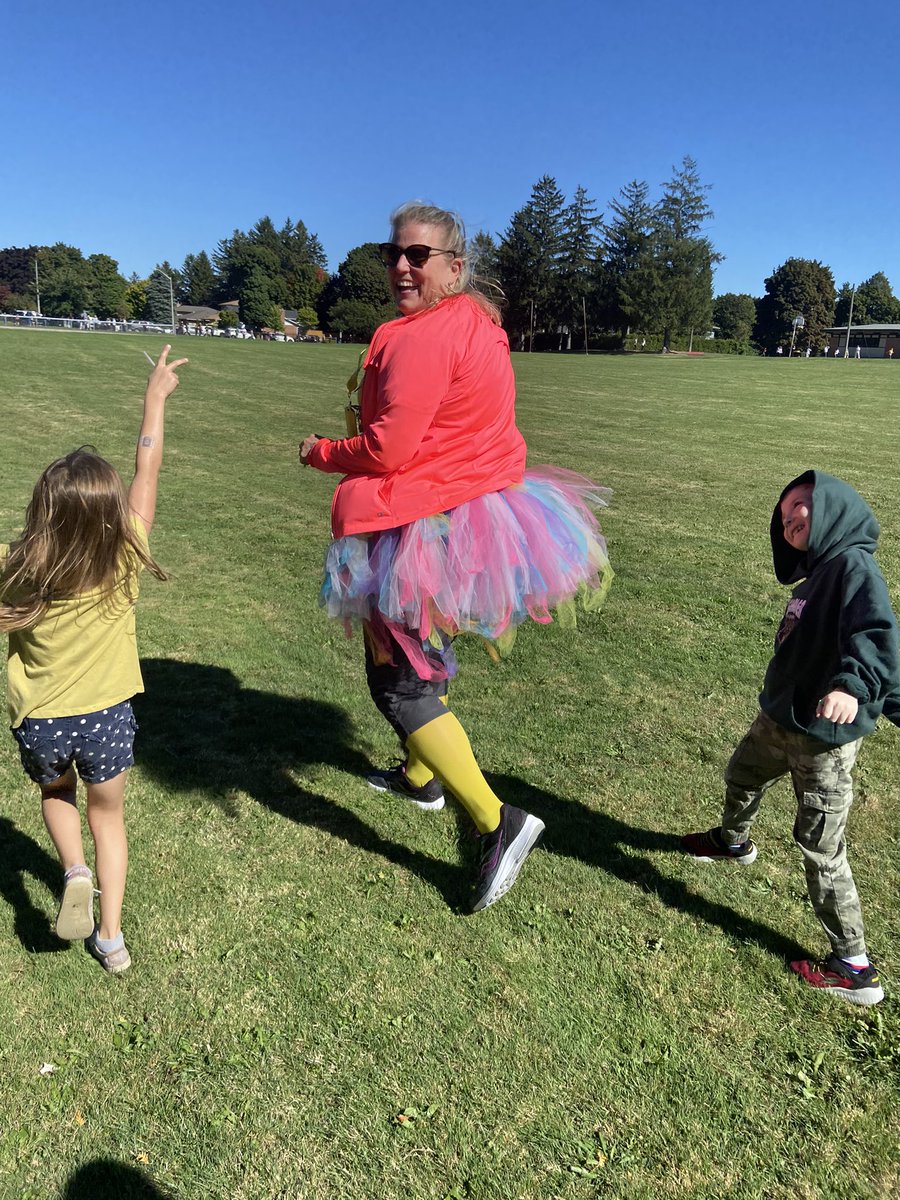 GreenbrierScho1's tweet photo. Thanks Ms Jurkus + team for a wonderful afternoon of #terryfoxschoolrun fun! Our grizzlies had a fantastic time outside today! #runforthecause @TerryFoxCanada @GEDSB https://t.co/9K5WdH5lUb