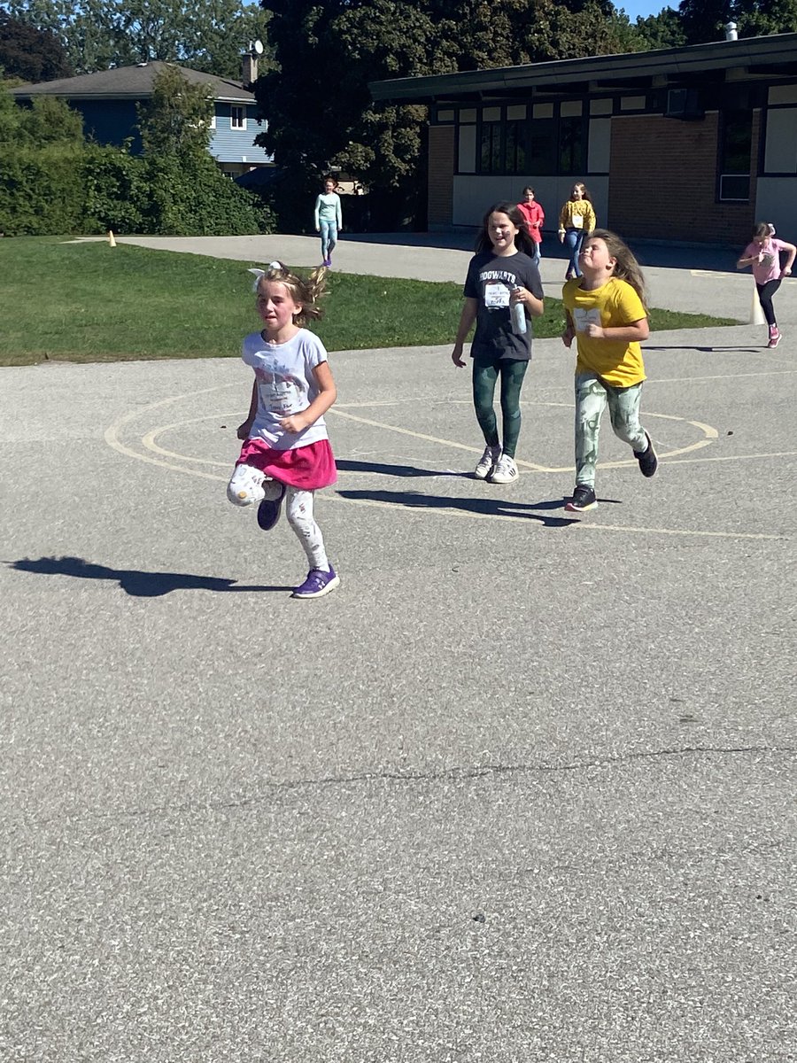 GreenbrierScho1's tweet photo. Thanks Ms Jurkus + team for a wonderful afternoon of #terryfoxschoolrun fun! Our grizzlies had a fantastic time outside today! #runforthecause @TerryFoxCanada @GEDSB https://t.co/9K5WdH5lUb