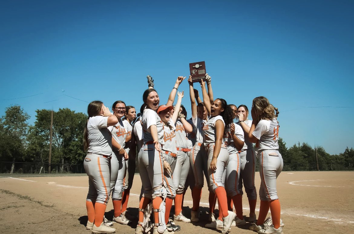 aubreyjaye_'s tweet photo. district champs!! https://t.co/zx33L3eOfz