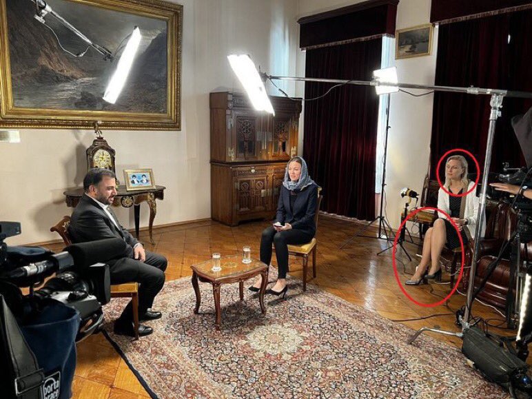 تذكرت هذا المسؤول الايراني الذي رفض اللقاء مع مذيعه حتى حتى قامت بإرتداء حجاب، بينما خلف الكواليس المخرجه غير محجبه.