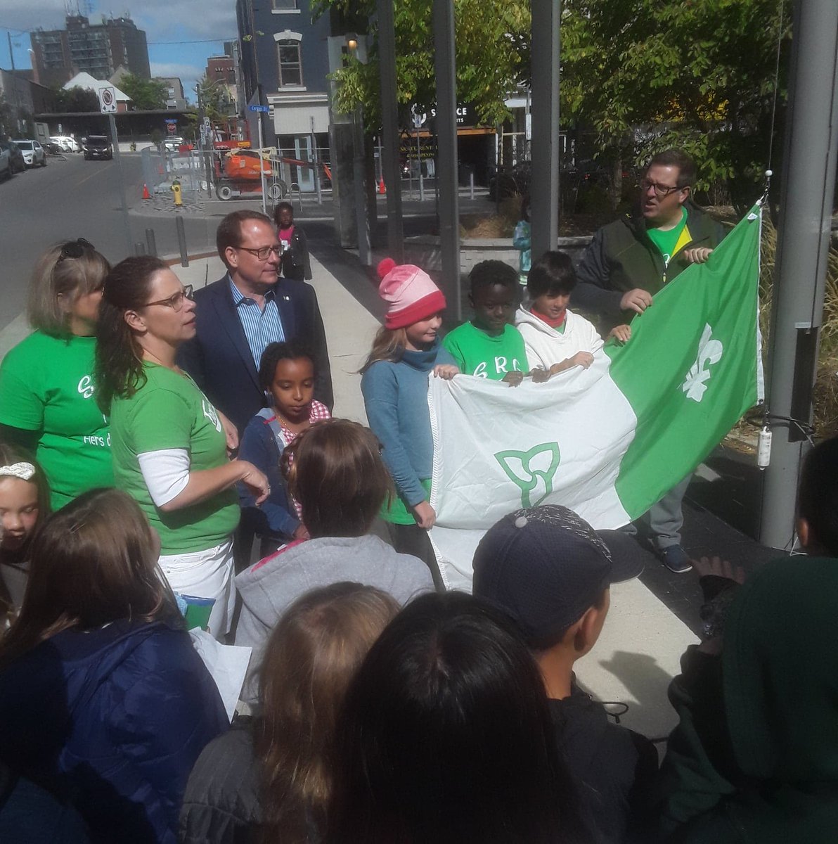 ThomasGallezot's tweet photo. Très belle célébration de #FrancoOntarianDay à la mairie de #Guelph en présence du maire @CamGuthrie, du député @MikeSchreiner et de la conseillère @DTORourke. Les élèves de @EcoleLodyssee du @CSViamonde et EECSRG de @cscmonavenir ont mis une superbe ambiance! #notreplace #onfr https://t.co/jIuIyNKWD2