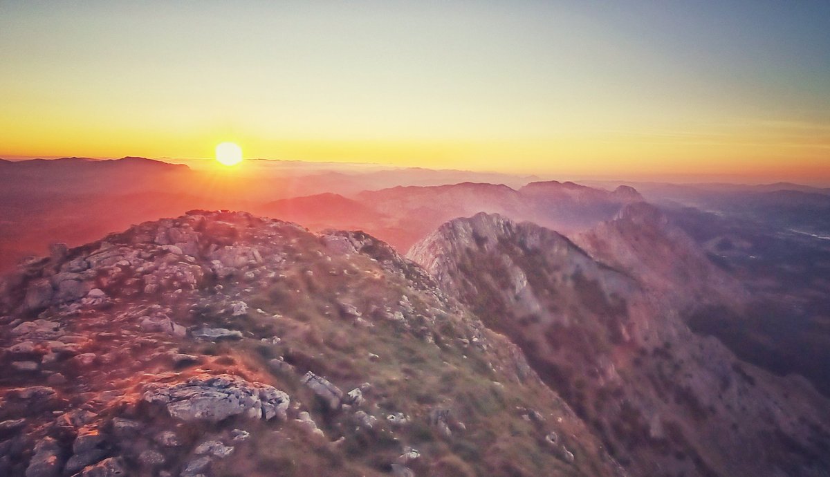 AFImprobable's tweet photo. Hace años que tenía pendiente visitar a Mari en su cueva del Amboto.

Esta semana ha sido posible gracias a #Goiena y encima con un atardecer espectacular desde la cima. https://t.co/q5C8QsjWn8