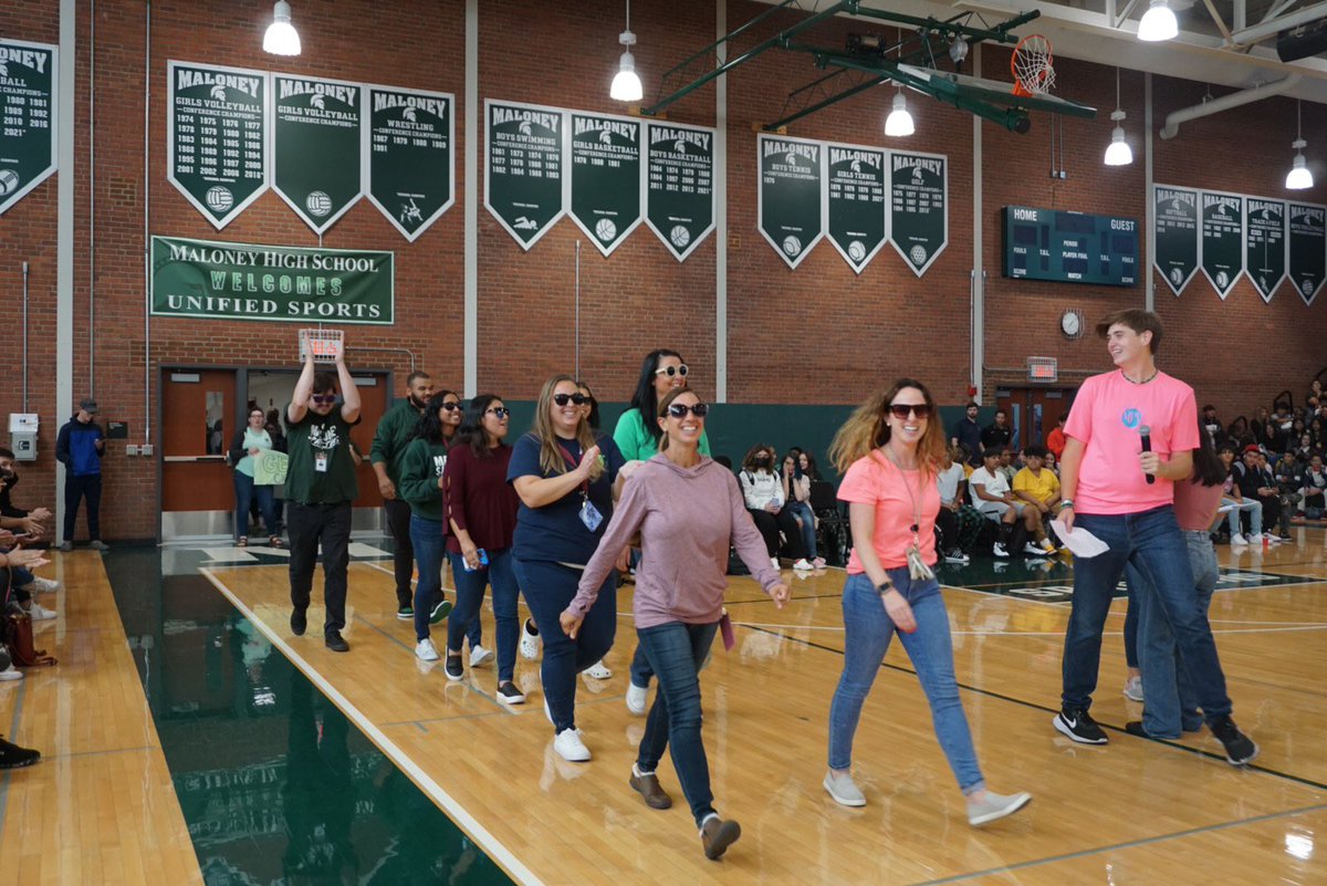 Awesome way to end #StartWithHelloWeek thank you <a href="/MaloneyMemos/">Maloney Memos</a> for coordinating such a great pep rally!!