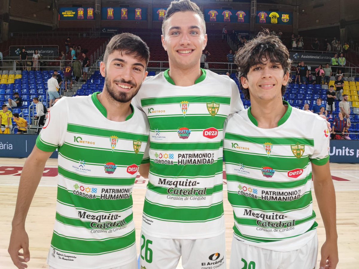 📸 Dia especial para tres canteranos. Inolvidable noche para <a href="/joAquiher11/">joAquiher</a>, <a href="/Rfaasanchez11/">rfaasanchez</a> e <a href="/GemesIvan/">Ivangemes_02</a>, con minutos en el Palau Blaugrana. Los dos últimos, debutando en 1ª División. #LNFS