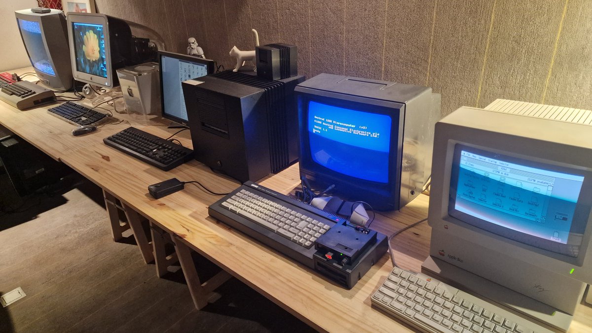 OlivierSoRetro's tweet photo. Ré installation de ordis dans la nouvelle retro cave. Suite de l'installation, la semaine prochaine. #MSX #nextcomputer #applecube #appleiigs #commodore64 #c64 https://t.co/doTTcz6KXW