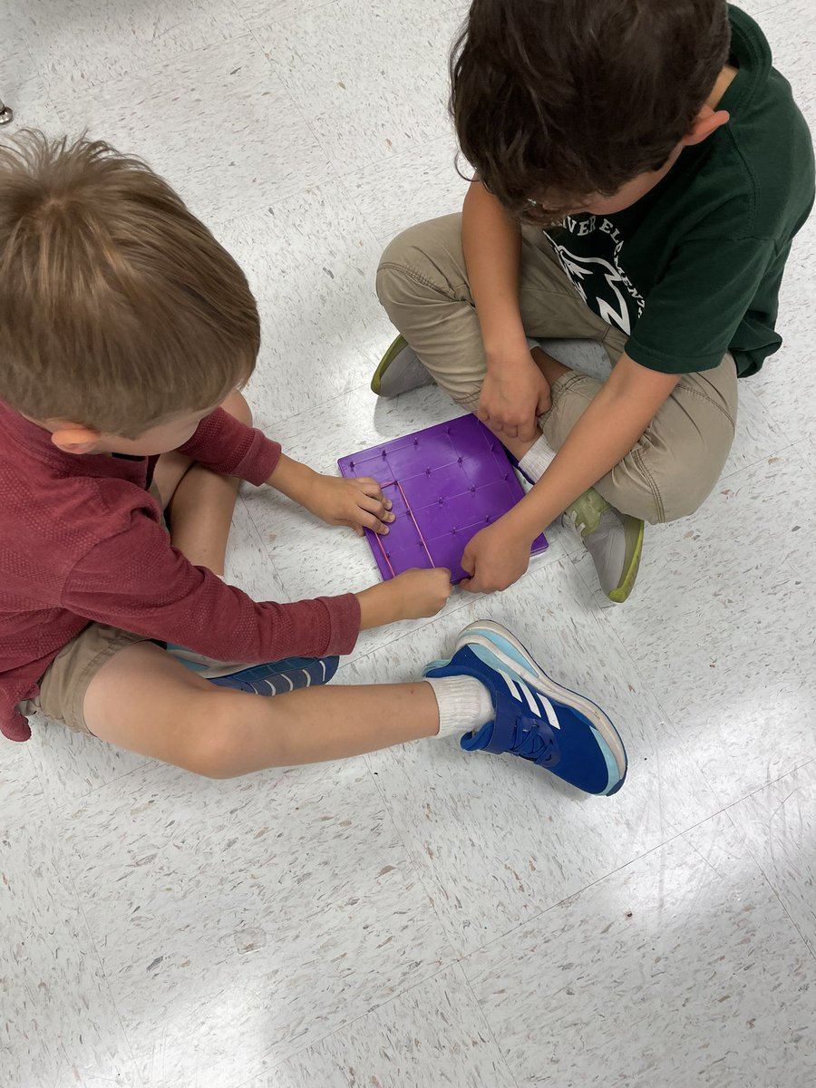 jmitkows1's tweet photo. Learning to identify and describe our shapes in Kindergarten! #LRelem https://t.co/uEpb7fh5Ir