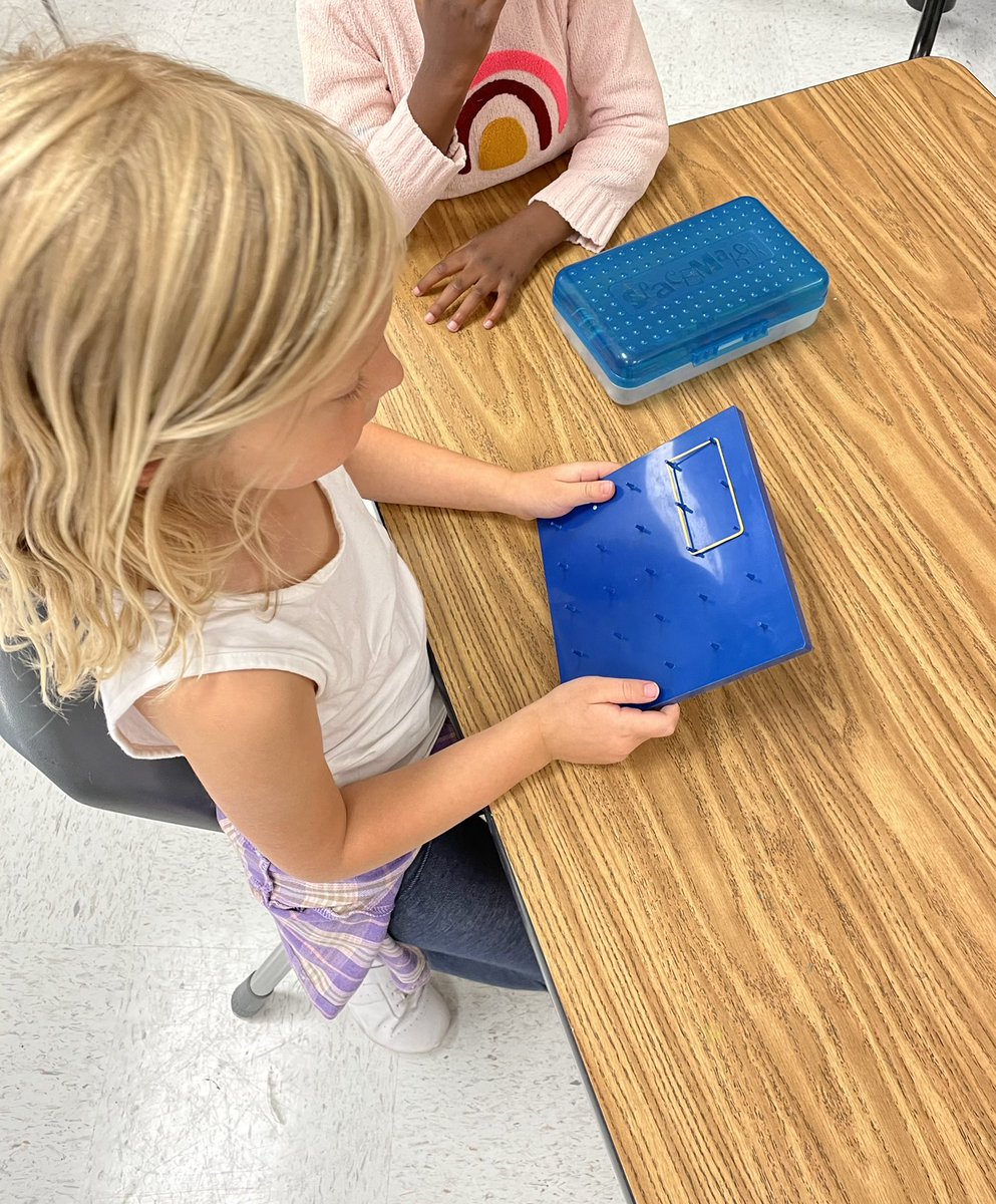 jmitkows1's tweet photo. Learning to identify and describe our shapes in Kindergarten! #LRelem https://t.co/uEpb7fh5Ir