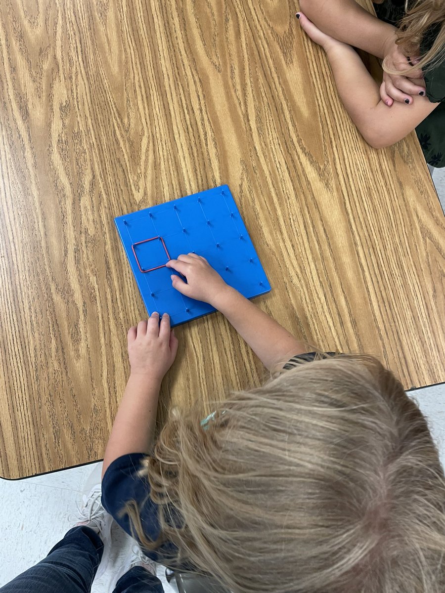 jmitkows1's tweet photo. Learning to identify and describe our shapes in Kindergarten! #LRelem https://t.co/uEpb7fh5Ir