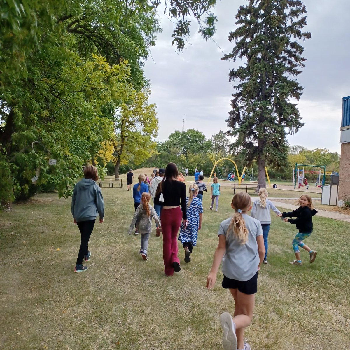 MrsAndersTeach's tweet photo. #TerryFox walk today at #donSCH.
#CSD71 https://t.co/P7ILLFM69m