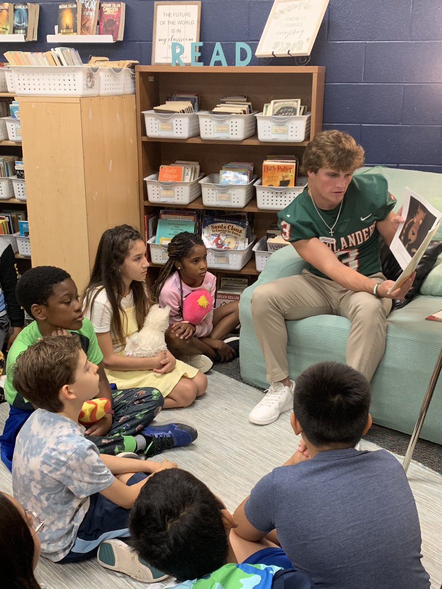 mrs_winters2's tweet photo. Some of my past 2nd graders are now SENIORS at TWHS and came and read to my 4th grade class today!! These gentlemen were top notch in 2nd grade and nothing has changed!! We sure are putting some awesome young men out into the world! #onceadragonalwaysadragon  #  @DeretchinCISD https://t.co/jkPAtMORMp