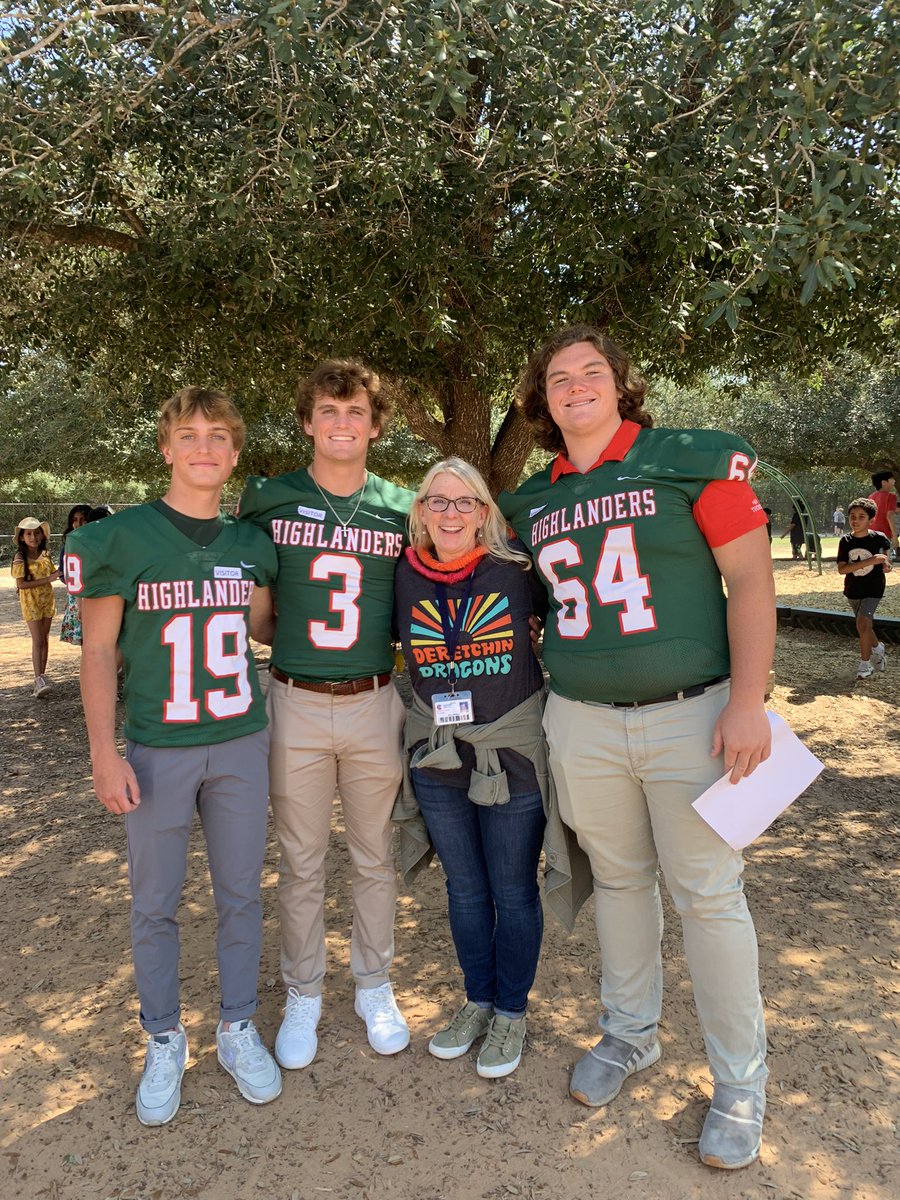 mrs_winters2's tweet photo. Some of my past 2nd graders are now SENIORS at TWHS and came and read to my 4th grade class today!! These gentlemen were top notch in 2nd grade and nothing has changed!! We sure are putting some awesome young men out into the world! #onceadragonalwaysadragon  #  @DeretchinCISD https://t.co/jkPAtMORMp