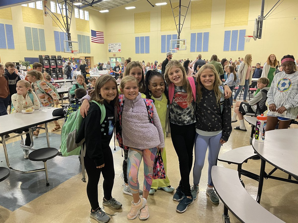 We had a great turnout for our Muffins with a Special Person event this morning! We have the best families <a href="/VgEagles/">VGEagles</a> 🙌🦅🧁 #WEareLakota