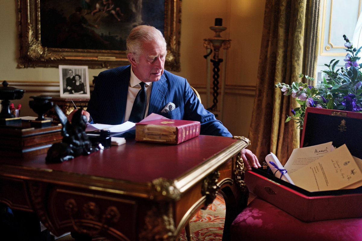 A previously unissued photo from 11th September of King Charles III carrying out official government duties from his red box in the Eighteenth Century Room at Buckingham Palace. 📷 @VictoriaJonesPA