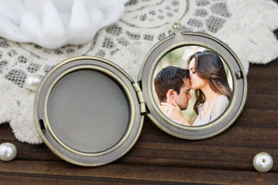 gilliauna's tweet photo. #Handmade https://t.co/K3NbIASr51 Photo Insert for Locket Necklace. Locket Photo Add-On for Handmade Locket Necklaces from The Teardrop Shop. by TheTeardropShop https://t.co/U4jlLeBzne