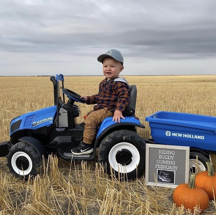 Looks like someone’s gonna be a big brother!

📷: <a href="/ebourassasons/">E. Bourassa & Sons</a>