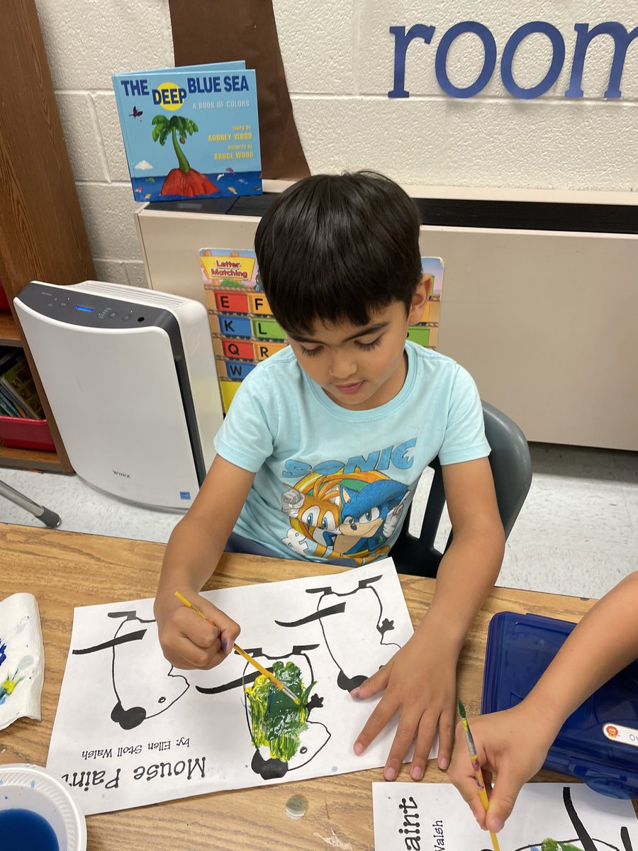 jmitkows1's tweet photo. Mixing our primary colors to create our secondary colors!  #LRelem https://t.co/eb8gJItVBZ