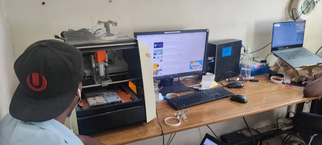 technopolemali's tweet photo. 2/2 visite à @klabrw 
Notre visite s’est étendue aux différents ateliers du #FABLAB : Electronique, Impression 3D, PAO, DAO, CAO, etc.
Ce fut un grand moment de partage d’expériences et une opportunité de voir les choses autrement.
La prospection continue….
@hamedsalif @kbakary https://t.co/Liu6FHbVBd