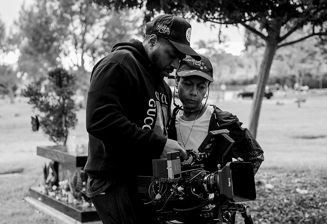 KimberlyDConner's tweet photo. When you put up your own money, you don't need anybody to say yes, giving way to creative freedom &amp; financial power.
#FemaleFilmmakerFriday
#TheFutureOfFilmIsFemale
#ExecutiveProducer
#ContentCreator
#BehindTheCamera
#DirectedByWomen
#Filmmaker
#WomenInFilm
#Producer
#Director https://t.co/8EAEw3wNCb