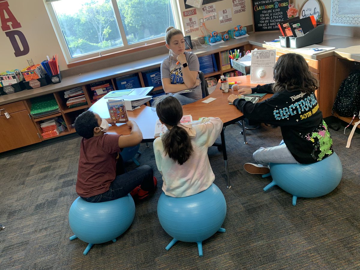 andreabrou71's tweet photo. It has been a busy week! Excellent work from some amazing teachers!!!!  #smallgroupinstruction #bulldogtwostep #guidedreading #writinghappens @mrsbgonzo @RdgWithMrsNance @jre4thgrade @BSEBobcats @LomaxElementary https://t.co/84IBhROXpU