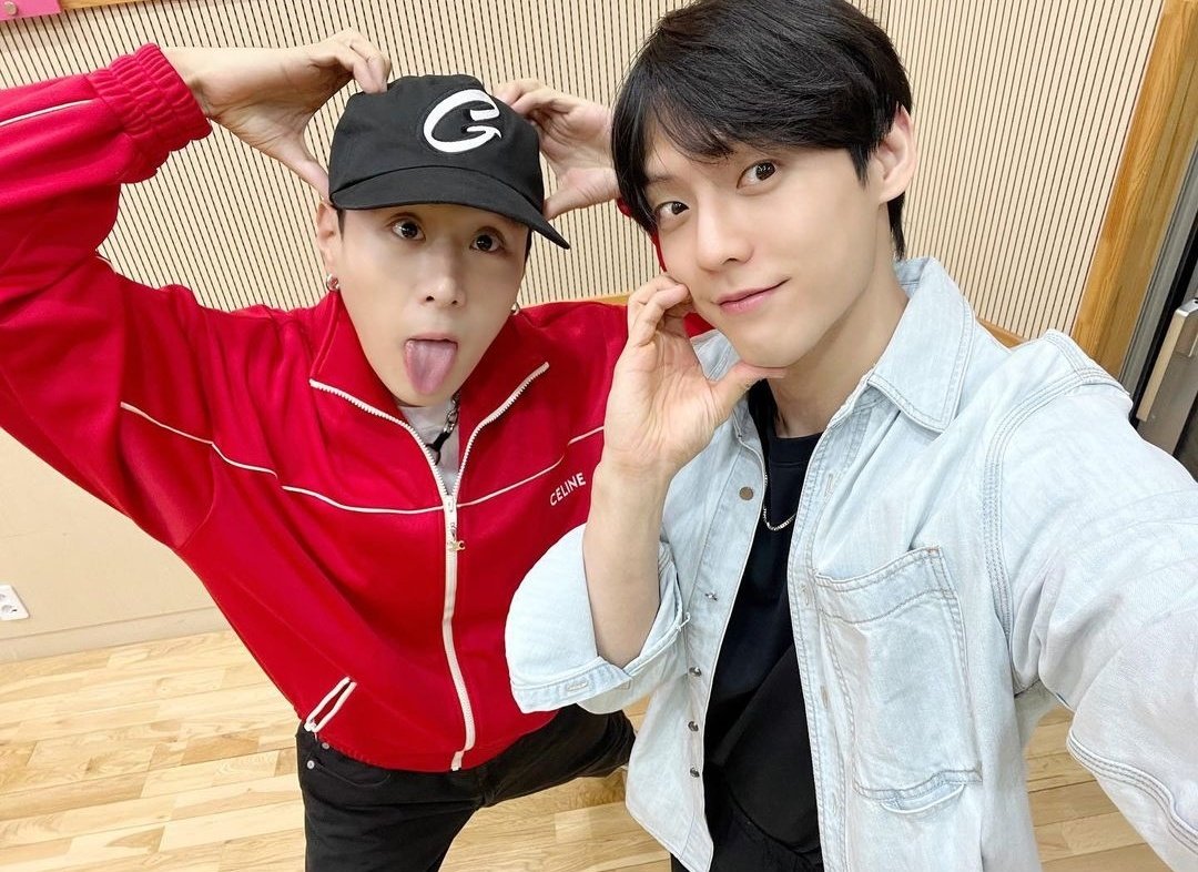hutabrazil's tweet photo. FOTO | Atualização do BiKiRa no Instagram:
Minhyuk com o rapper PH-1 no Btob Kiss The Radio de hoje.
#BTOB #HUTA #MINHYUK #PH1 #ParkJunwon
+++ https://t.co/Fr7BfKNDyH