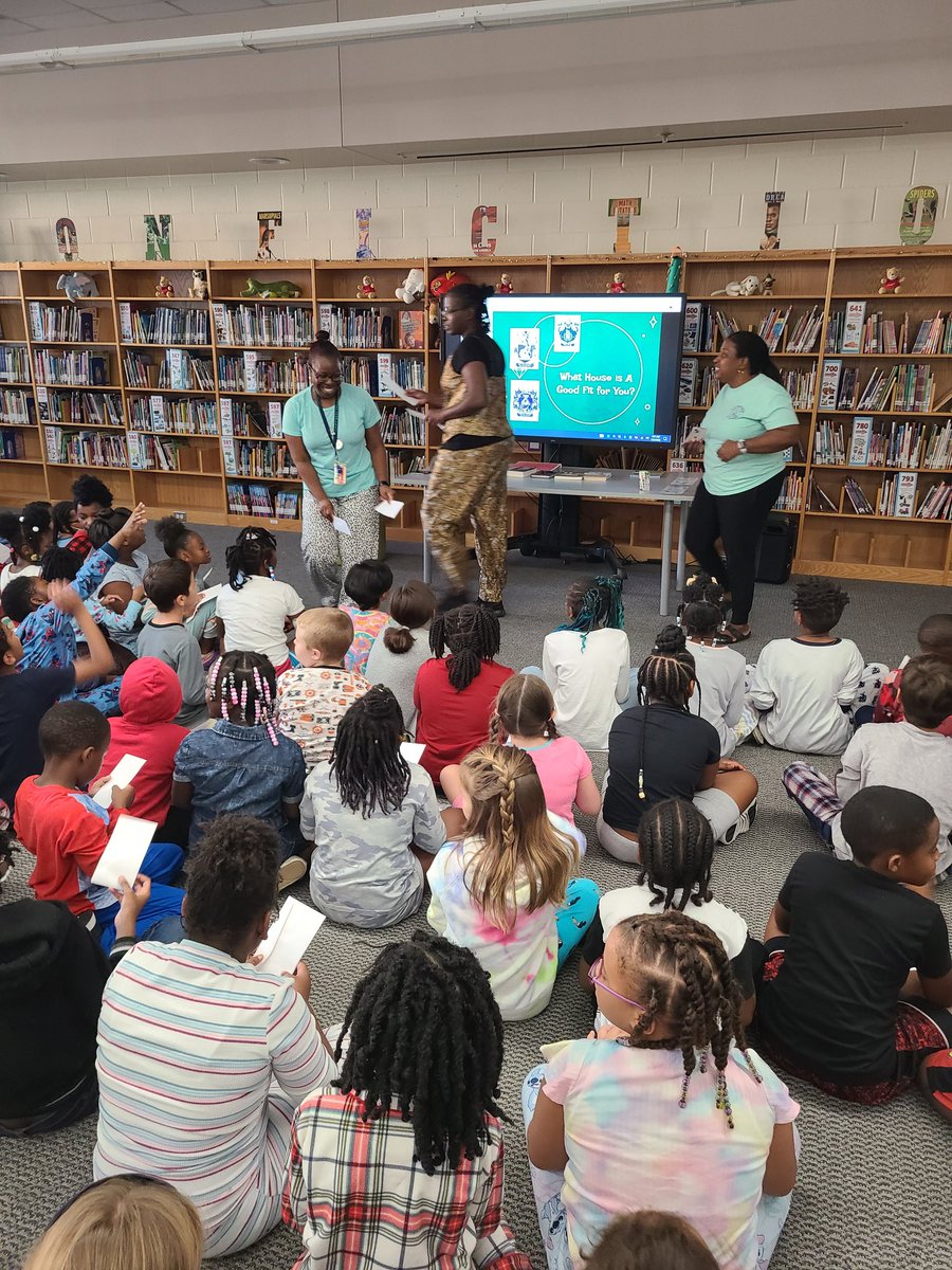 MEDatBCE's tweet photo. 3rd grade students finding out what House they belong in #HouseSelection https://t.co/VTsmMy27jd
