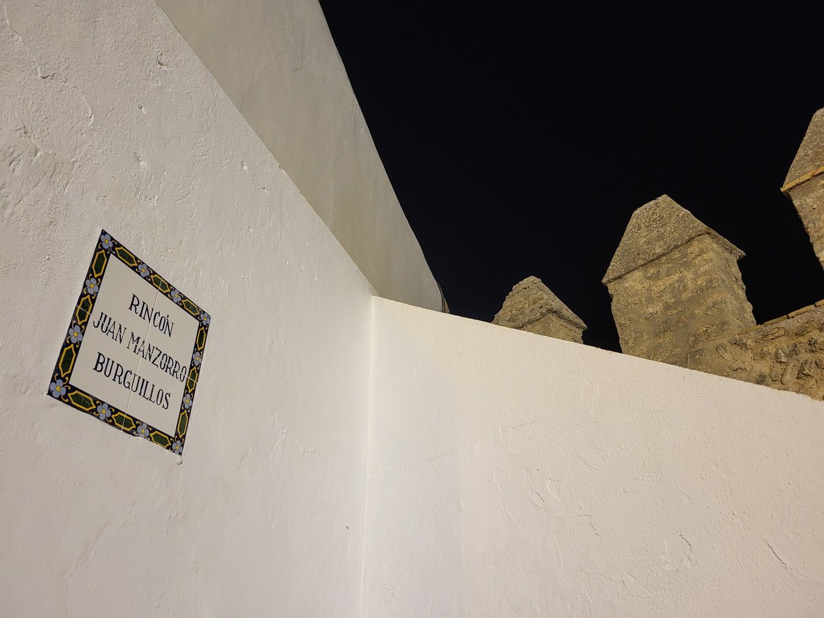 No veas Juan!!! Tu nombre en tu casa de #Vejer. Cuanto cariño de tus paisanos, de tu gente😍 “Rincón Juan Manzorro Burguillos” GRACIAS Vejer