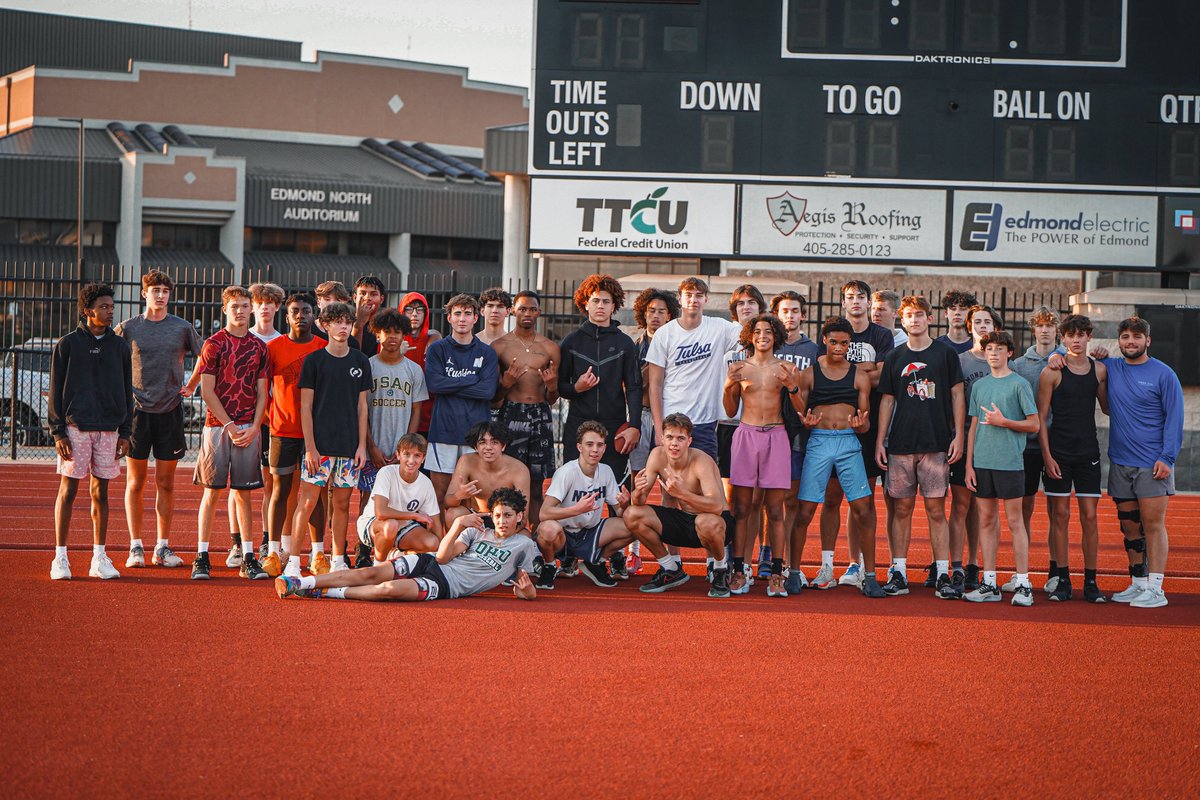 ENHSHuskyBall's tweet photo. GRIT week is finished for all our programs! #PHD2 https://t.co/CsEg6Fqtxc