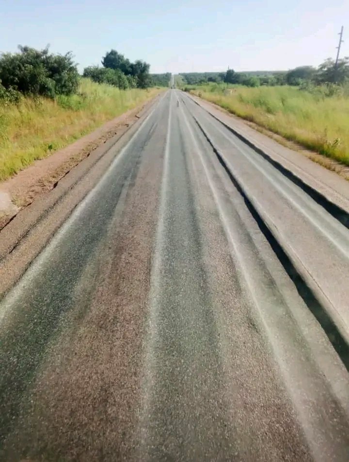 StuartMaseure2's tweet photo. @joseph_kalimbwe Imbogadzirisai road dzenyu idzo musati Pwamisa pwete pwete https://t.co/UlZI5P93iS