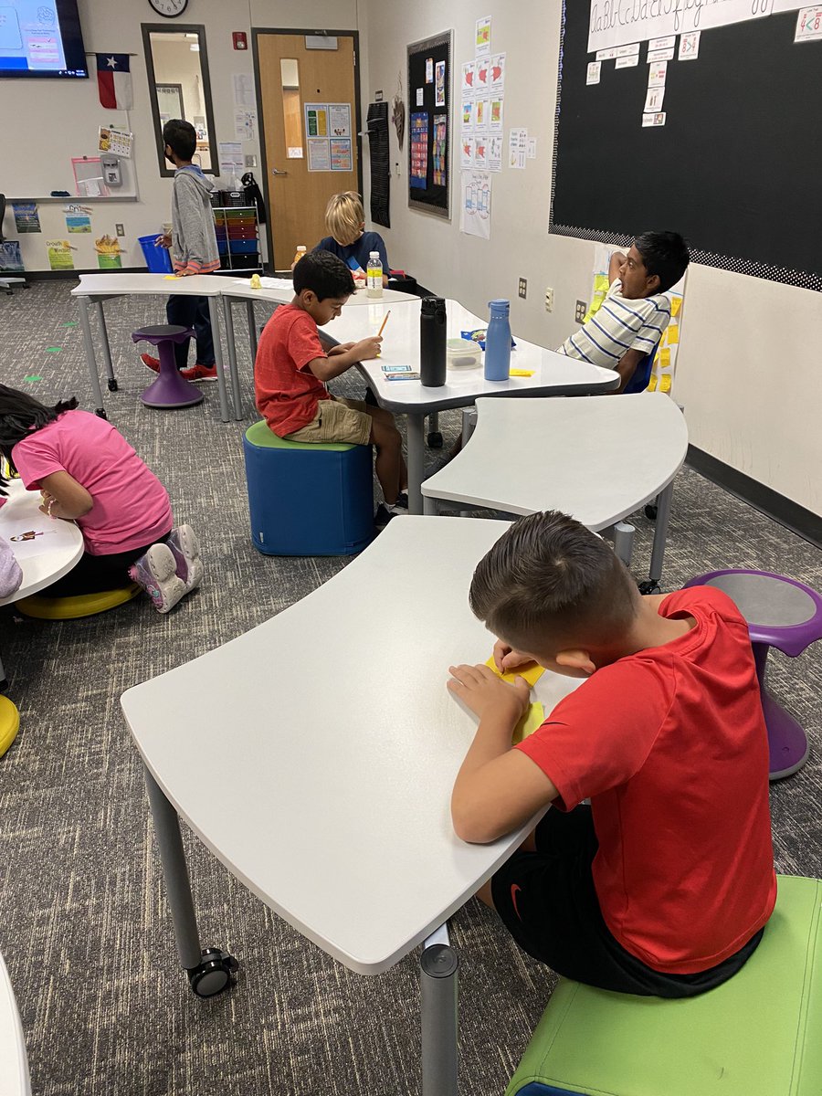 caseykelli1's tweet photo. Learned about our digital footprint today.  Special thank you to @KeiondraSimpson for spending time with our class! #IsbellPride @IsbellPride https://t.co/DntYTuE1hA