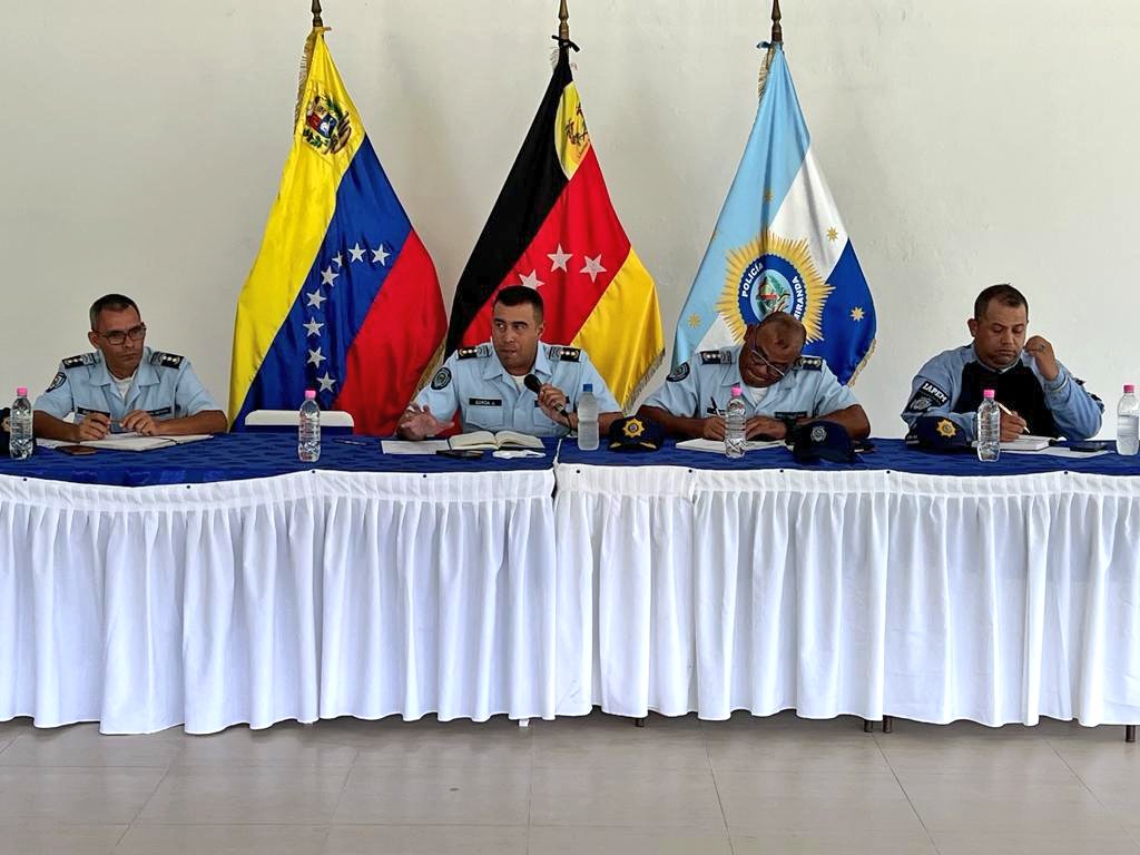 garciapintojose's tweet photo. Reunión del Estado Mayor Policial, coordinando lineamientos estratégicos emanados por mi Almirante en Jefe @CeballosIchaso1, Ministro del Poder Popular para Relaciones Interiores, Justicia y Paz, y de nuestro Gobernador @HectoRodriguez.

@PoliciaMiranda1 
#MirandaSegura 
#Miranda https://t.co/GjLH2gc5LM