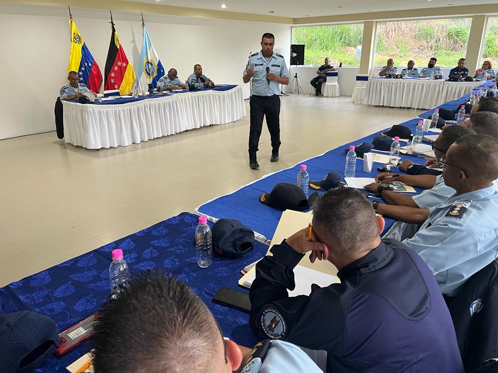 garciapintojose's tweet photo. Reunión del Estado Mayor Policial, coordinando lineamientos estratégicos emanados por mi Almirante en Jefe @CeballosIchaso1, Ministro del Poder Popular para Relaciones Interiores, Justicia y Paz, y de nuestro Gobernador @HectoRodriguez.

@PoliciaMiranda1 
#MirandaSegura 
#Miranda https://t.co/GjLH2gc5LM