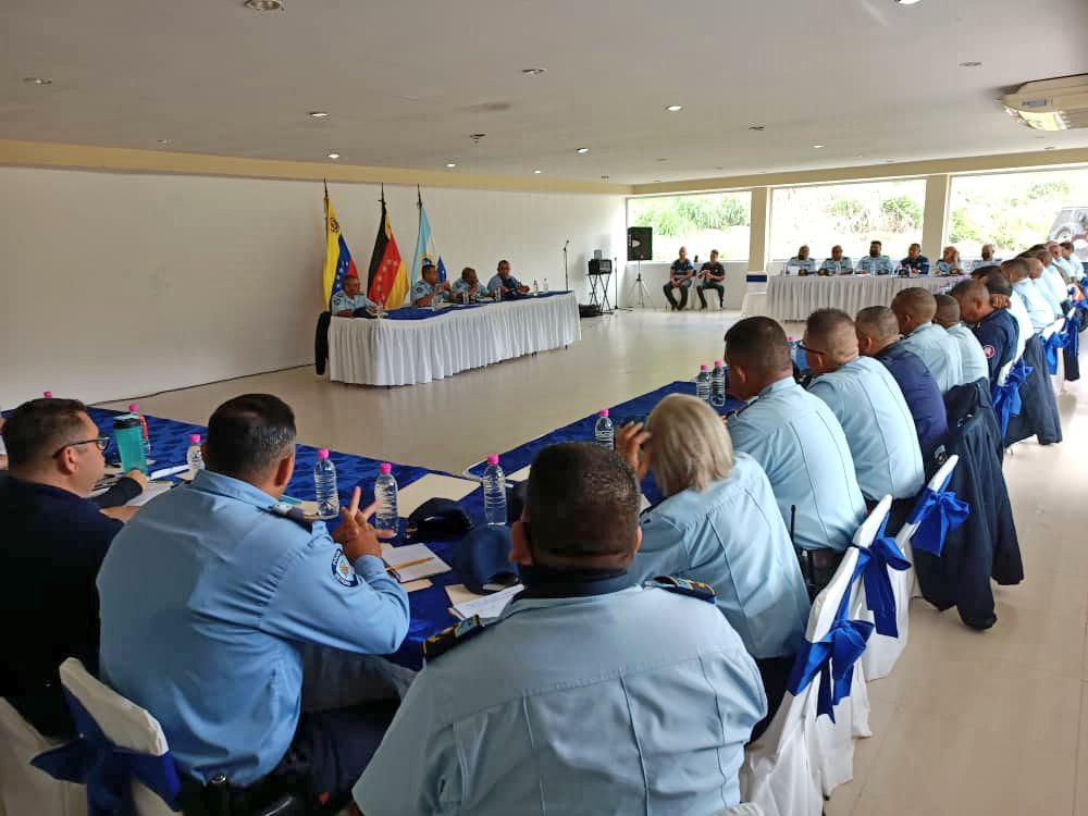 garciapintojose's tweet photo. Reunión del Estado Mayor Policial, coordinando lineamientos estratégicos emanados por mi Almirante en Jefe @CeballosIchaso1, Ministro del Poder Popular para Relaciones Interiores, Justicia y Paz, y de nuestro Gobernador @HectoRodriguez.

@PoliciaMiranda1 
#MirandaSegura 
#Miranda https://t.co/GjLH2gc5LM