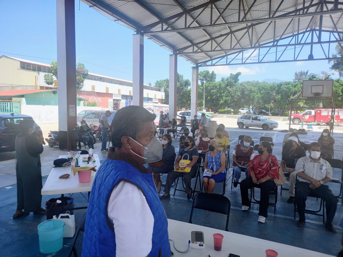 JavierVillacana's tweet photo. A temprana hora, una brigada de @ACOaxaca atendió a militantes del @PRIOaxaca_ y vecinos de la agencia de Candiani beneficiando a más de 300 personas con la jornada de Salud. El trabajo en equipo y nuevos liderazgos dan resultados para el priismo de todas las regiones de #Oaxaca https://t.co/3bHM1LDkxw