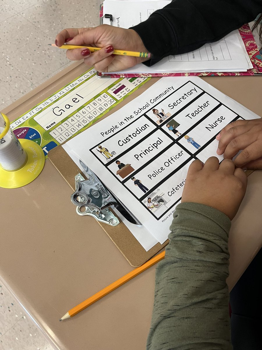 Mrs. Klausman tweet media