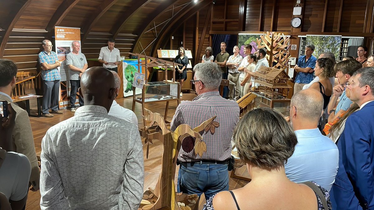 ARDI_GDI's tweet photo. @ARDI_GDI en direct de l’inauguration de l’expo du bois à la MFBG, à voir jusqu’à vendredi pro! Une œuvre du NumLab de GDI montrant les différentes essences de bois de Guyane &amp; collaboration GDI à la réalisation de fiches métier du bois pilotée par le @Cirad! #Interprobois #AQUAA https://t.co/qJbkWar7NF