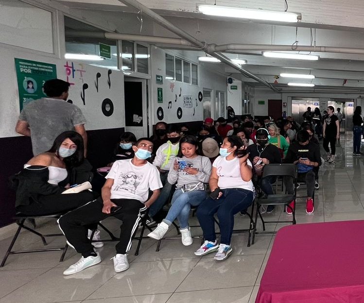 InjuveCDMX's tweet photo. Nuestro Coordinador de Planes y Programas, @EnriqueagarciaQ, se reunió con representantes de @SECTEI_CDMX. "Los Jóvenes Unen al Barrio", podrán concluir su bachillerato en línea con @CdmxPilares.

Registro abierto hasta el 4 de octubre 

Detalles 👇🏽
https://t.co/h2sbIWXt90 https://t.co/u3CVlB4vAJ
