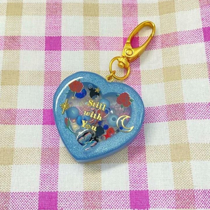 armyscarioca's tweet photo. Encantada com esses chaveirinhos lindo da @plutosstre tem dos meninos e também outras variedades, são todos perfeitinhos 💜

#chaveiropersonalizado
#lojinhavirtual #vendasonline
#lojinhaonline #armyscariocas https://t.co/WdpXp8uQKZ