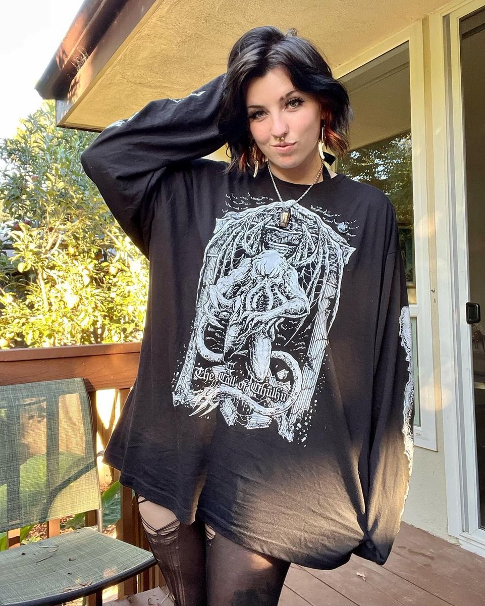 VampireFreaks's tweet photo. We are obsessed with the gorgeous @sunnysunrayss rocking our Call Of Cthulu Long sleeve! 👾🤩✨

#goth #cthulu #spooky #alt #altfit #gothfit #emofit #spookyshirt #spookyfashion #grunge #punk #vampirefreaks #spookyfit #punkfit #grungefit #egirl #alternativestore #altstore https://t.co/skXc2PtsYL