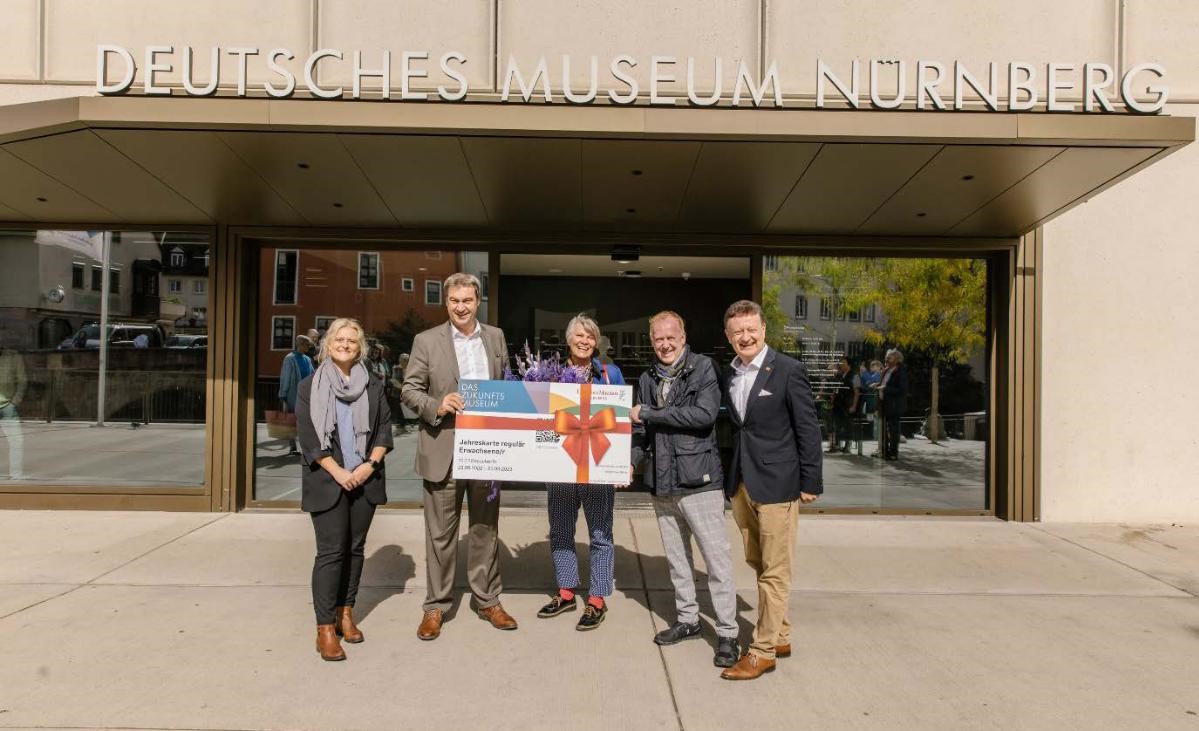 Das Deutsche Museum Nürnberg hat am Freitag, 23. September, die 111.111 Besucherin begrüßt. Zu diesem Anlass überreichte Bayerns Ministerpräsident Markus Söder eine Jahreskarte für das Zukunftsmuseum im Großformat und einen Blumenstrauß an die  #Museum

samerbergernachrichten.de/nuernberg-111-…