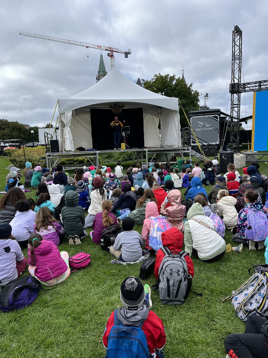 mrboddysclass's tweet photo. What a great way to celebrate #FrancoOntarianDay ! Major hill park was amazing and the students had a blast. We showed just how important celebrating as a community is @AssisiOCSB. #ocsbjoy @SKentsclassroom https://t.co/k70p8xWx4L