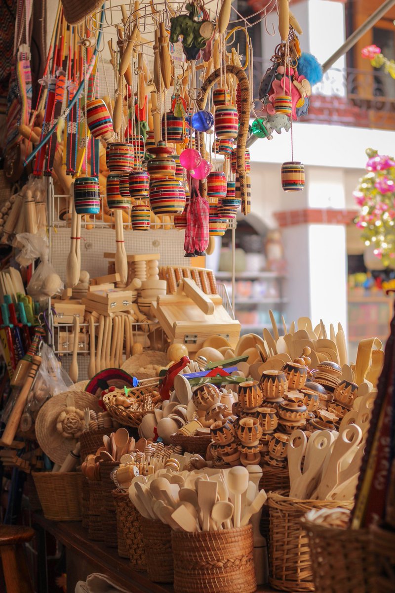 MexCultureDC's tweet photo. In any market or 𝘵𝘪𝘢𝘯𝘨𝘶𝘪𝘴 in Mexico we can find all sorts of traditional toys handmade by artisans. This #TraditionalFriday we transport ourselves to #ValledeBravo where these beautiful and entertaining objects are still produced with love. #ViernesTradicional https://t.co/3dlBX2GyBg