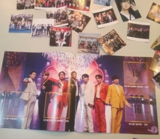 armyscarioca's tweet photo. Na @miaugazine o mais legal é que além de ter kits photocards lindíssimo, tem o álbum de figurinhas BTS e as próprias pack de figurinhas você encontra lá mesmo.
 Trabalho incrível 💜

#albumdefigurinhas #kitphotocards #lojinhavirtual #lojinhaonline #armyscarioca #armyemprendedora https://t.co/xUi6FGedn6