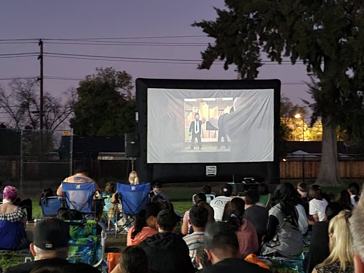 mrsgarciaSTEAM's tweet photo. Perfect weather for an outdoor movie!  #lietzpride #usdlearns https://t.co/uuzWQEb4IX