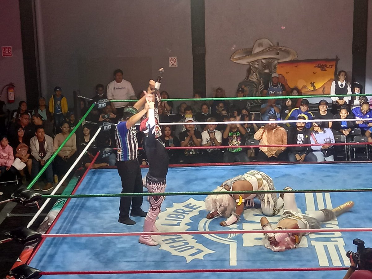 LaTijeraLucha's tweet image. Tremendo arranque de función en #BandidosGym con un triangular de parejas,donde la espectacularidad fue clave principal de esta contienda donde #Sol y #ToritoNegroJr se logran imponer a la dupla de #King y #Kong y a #elipse y #eclipse llevándose el aplauso y algunas monedas...