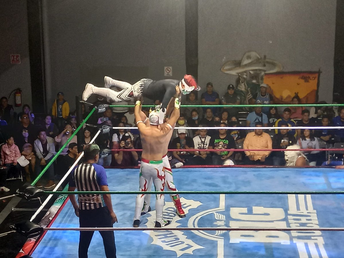 LaTijeraLucha's tweet image. Tremendo arranque de función en #BandidosGym con un triangular de parejas,donde la espectacularidad fue clave principal de esta contienda donde #Sol y #ToritoNegroJr se logran imponer a la dupla de #King y #Kong y a #elipse y #eclipse llevándose el aplauso y algunas monedas...
