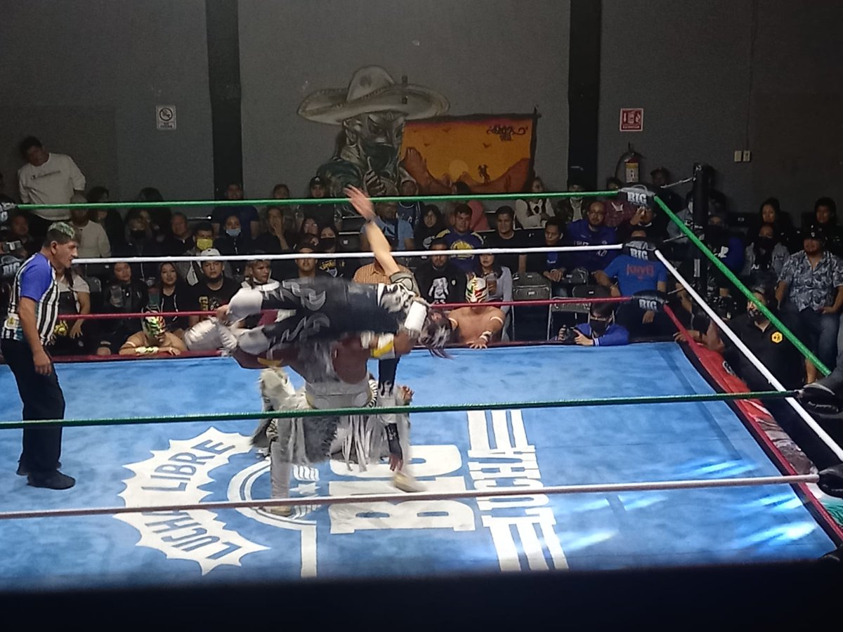 LaTijeraLucha's tweet image. Tremendo arranque de función en #BandidosGym con un triangular de parejas,donde la espectacularidad fue clave principal de esta contienda donde #Sol y #ToritoNegroJr se logran imponer a la dupla de #King y #Kong y a #elipse y #eclipse llevándose el aplauso y algunas monedas...