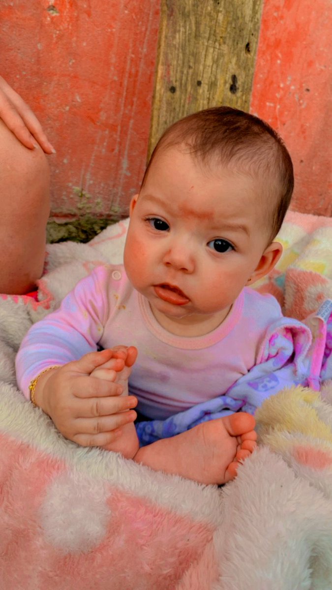 Laura_Julianee's tweet photo. A cara de deboche mostra de onde ela veio 🤣🥰

#diadofilho https://t.co/b0O4OgsSQ3