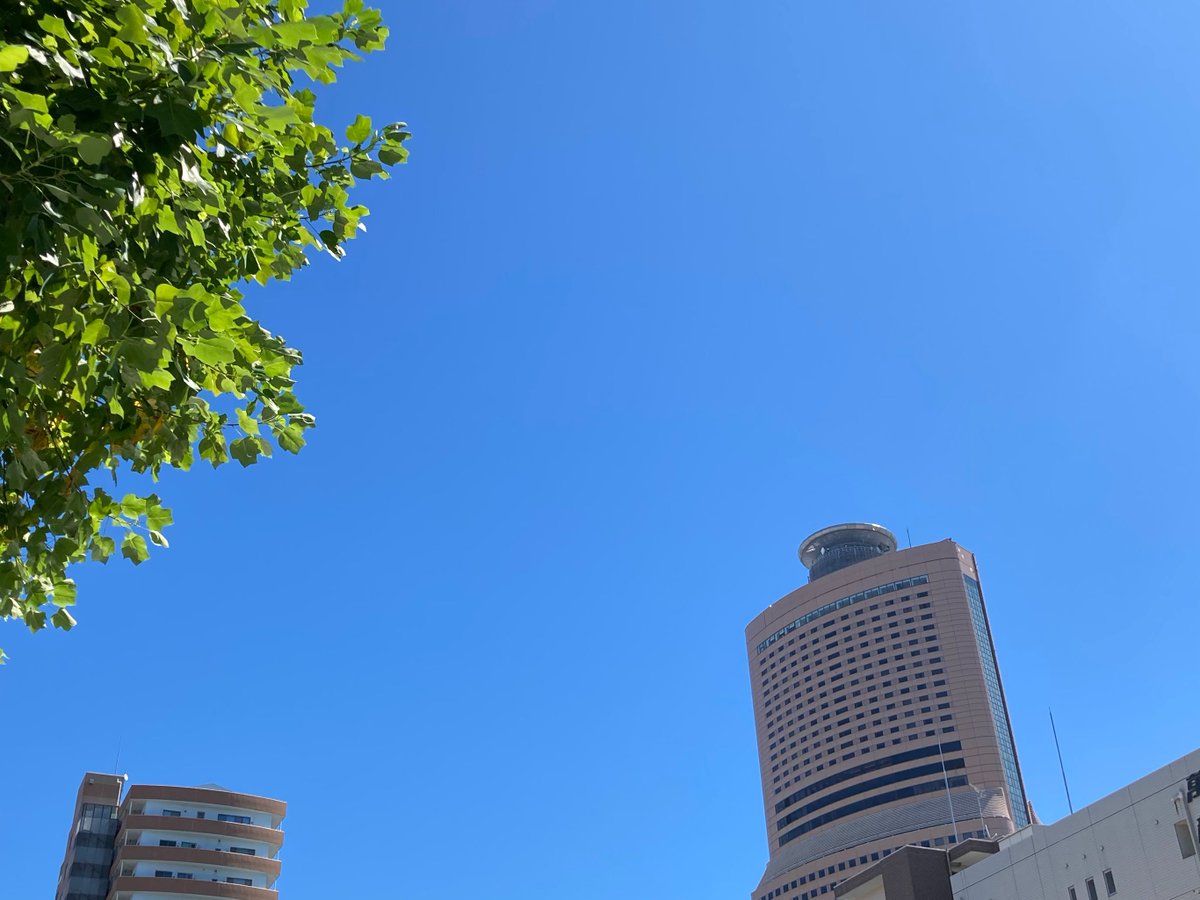 cramet_web's tweet photo. 今回の台風は、経験したことのない雨量でした😓
今日の浜松駅近くは雲一つない快晴🌞
また、夏が戻ってきたか？
ただいまの気温29℃🌡️
https://t.co/3EBgILD6em
#浜松市 
#暑い
#汗
#ニオイ
#消臭
#セール 
#オックスフォードシャツ
#MXP
#ライクラ https://t.co/MxyTWl32Pk
