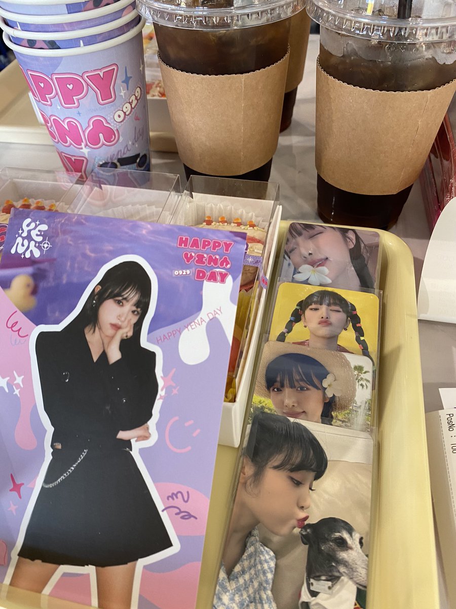 hokiki_'s tweet photo. 𝐇𝐀𝐏𝐏𝐘 𝐘𝐄𝐍𝐀 𝐃𝐀𝐘!
합정 사운드웨이브에서 열리는 예나생일카페에 왔습니다. 포카 귀엽고 음료도 맛있어요~ 카드를 직접 만드는 게 너무 재밌어요. 
#최예나 #YENA #HAPPYYENADAY #YENADAYCAFE https://t.co/tOQMzXDOgn