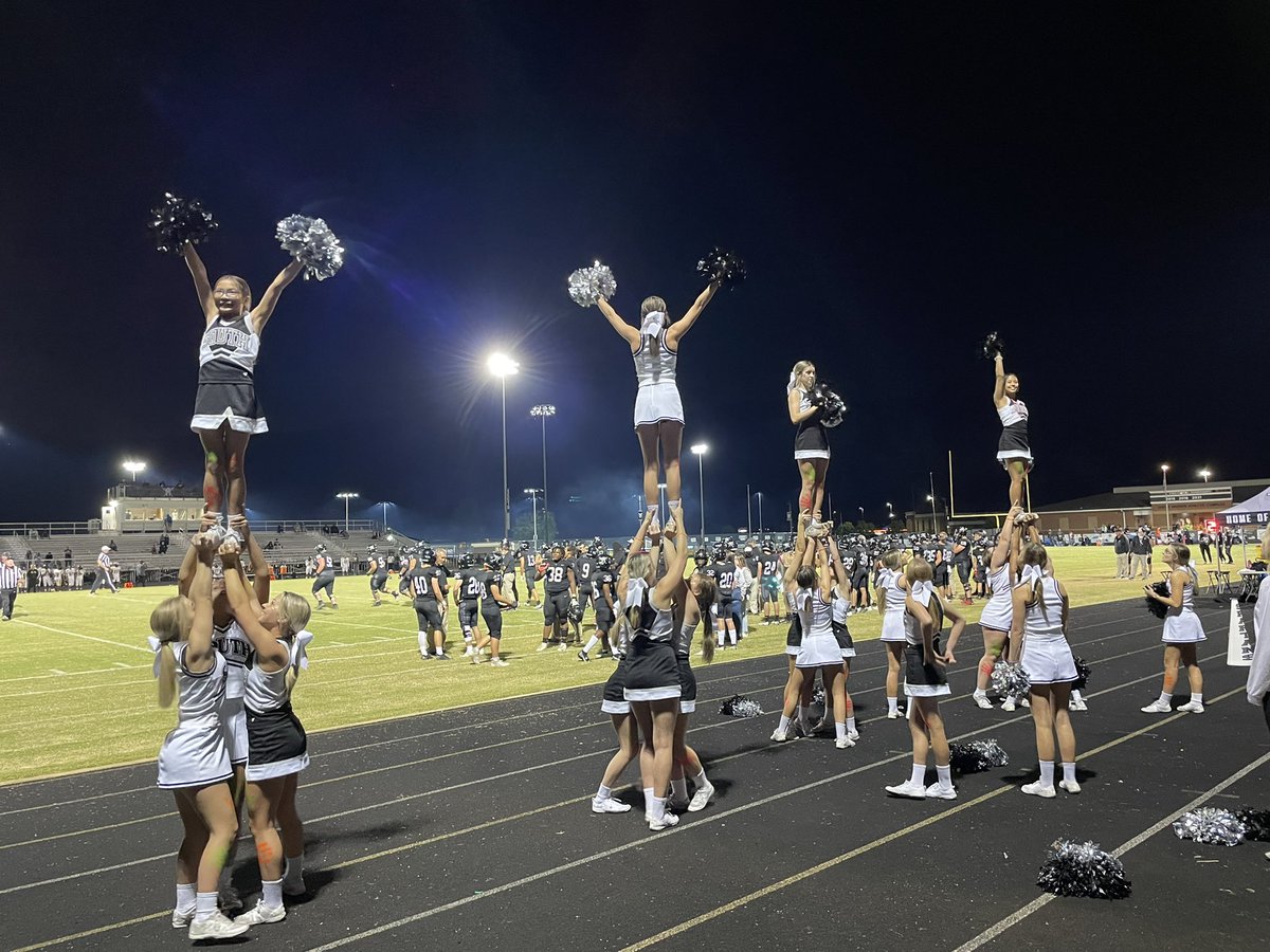 SpartansCheer1's tweet photo. 🖤📣Friday Night Lights🏈🤍 @SWSpartanAthl https://t.co/5Itt82R8tK